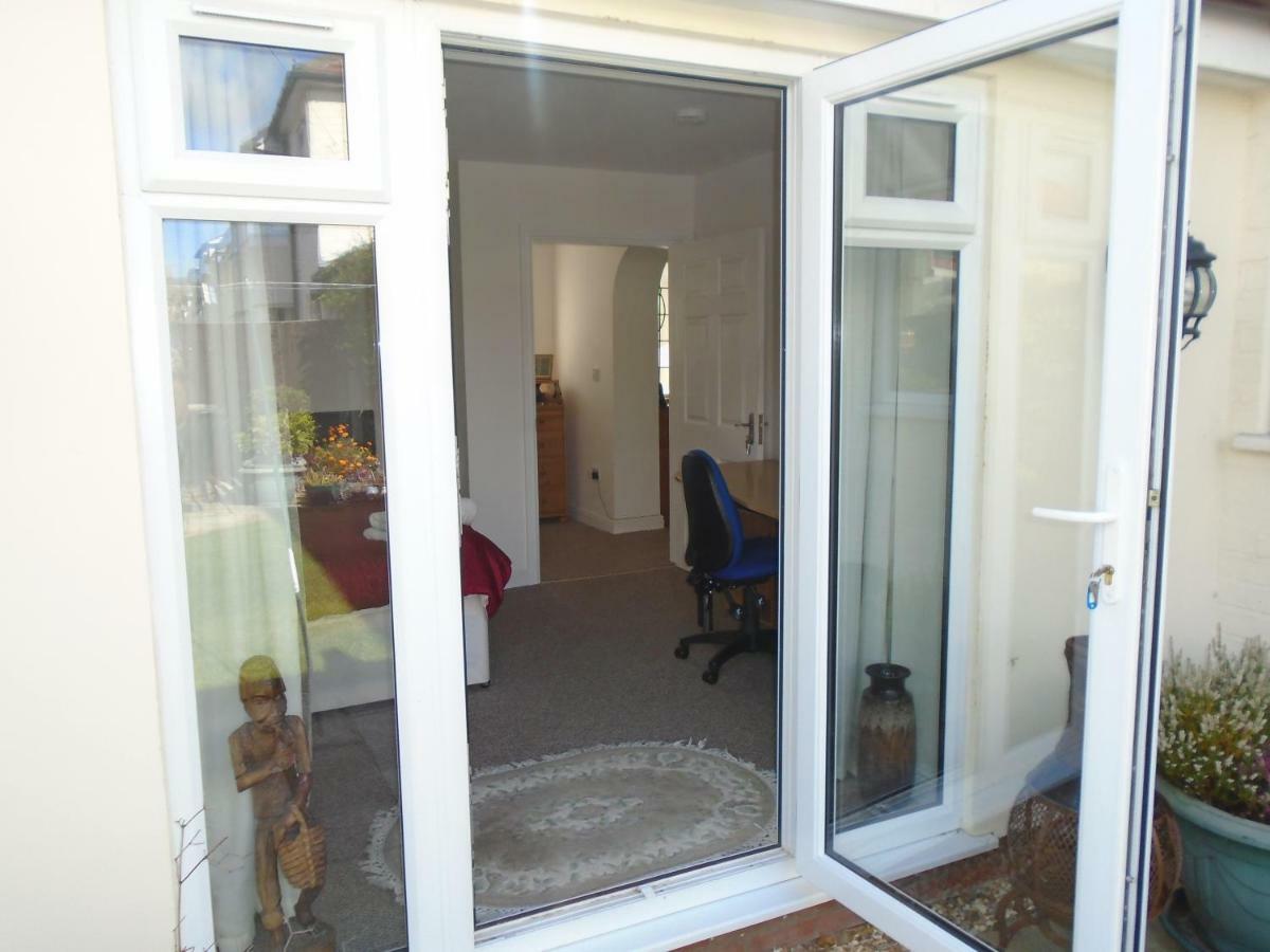 Tea In Liverpool - Private - Quiet - Ground Floor - En-Suite - Walk-In-Shower Bagian luar foto