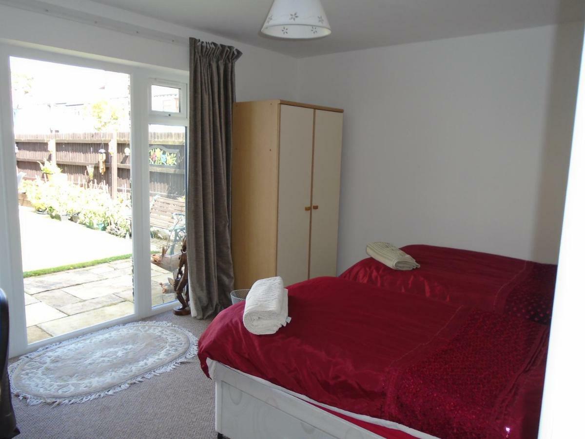 Tea In Liverpool - Private - Quiet - Ground Floor - En-Suite - Walk-In-Shower Bagian luar foto