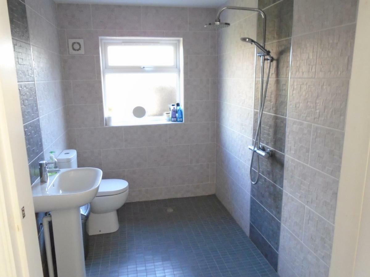 Tea In Liverpool - Private - Quiet - Ground Floor - En-Suite - Walk-In-Shower Bagian luar foto